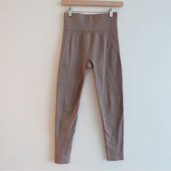 Cuyana 2022 Stretch High Waist Seamless Neutral Leggings in Mushroom Sz S/M - Picture 8 of 9